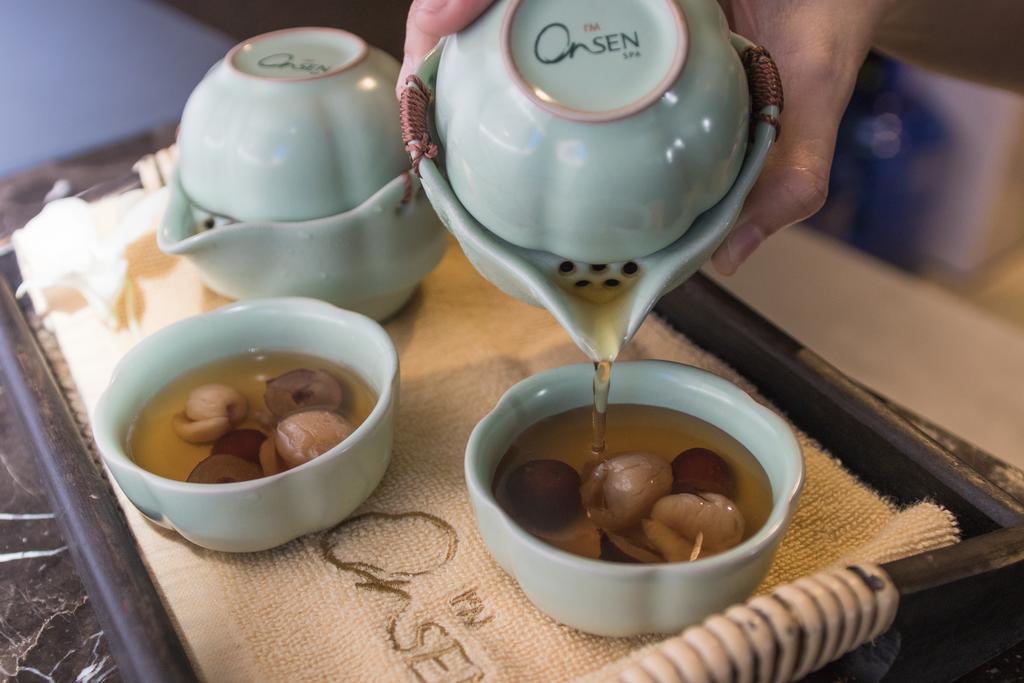 I'M Hotel Makati City Exteriér fotografie Tea being poured into a gaiwan