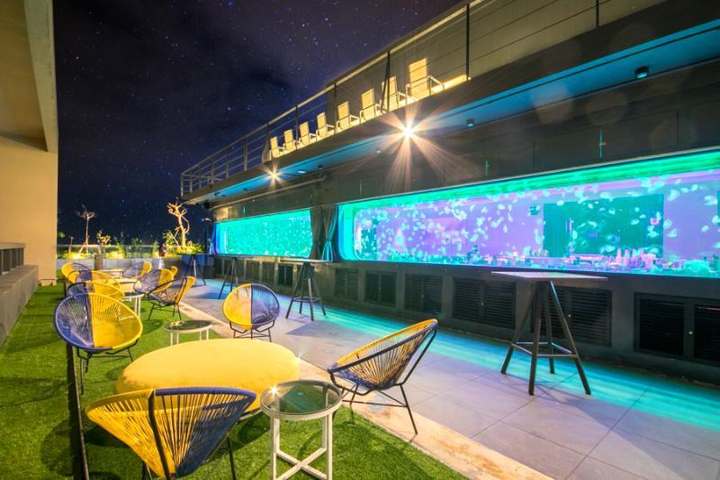 I'M Hotel Makati City Exteriér fotografie The rooftop bar