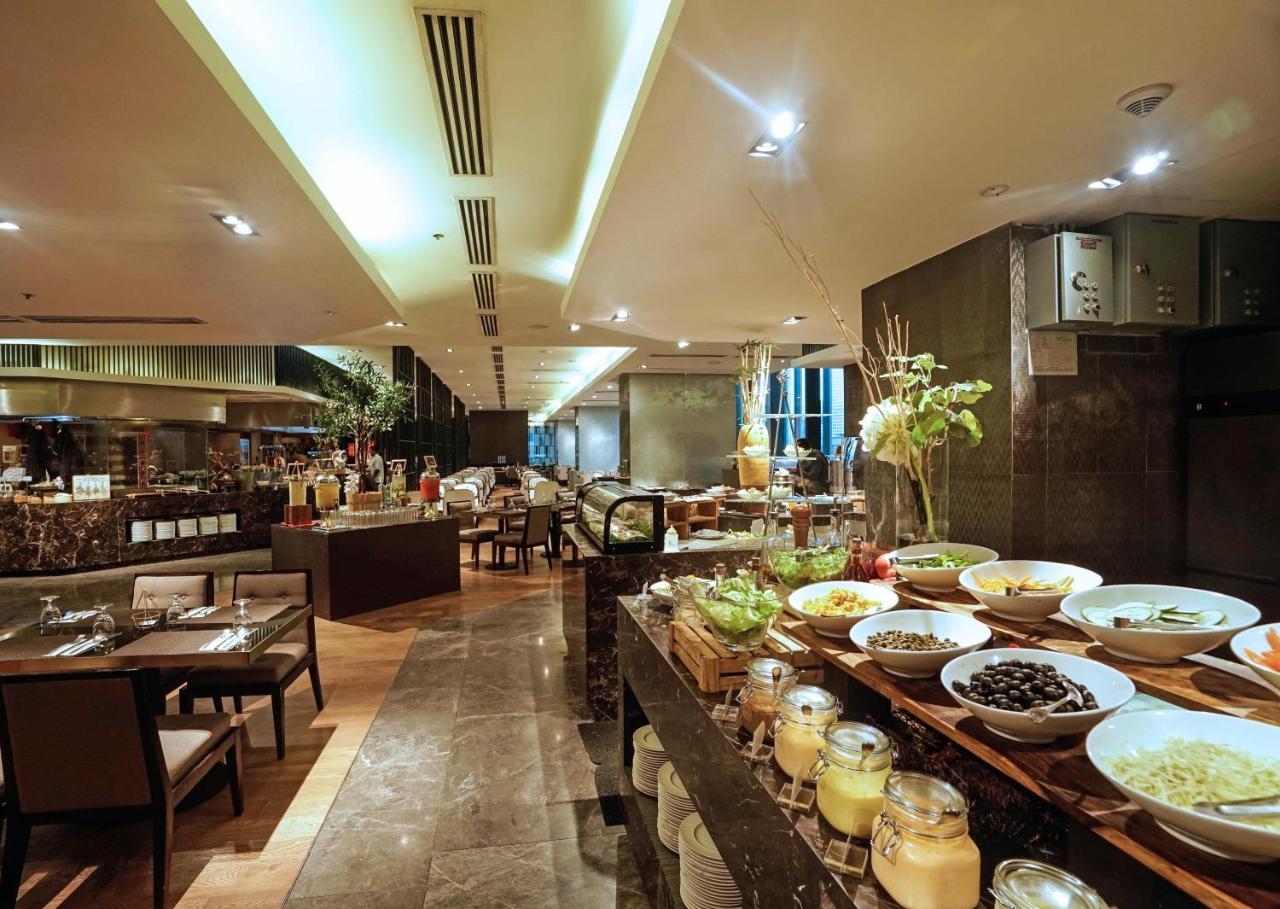 I'M Hotel Makati City Exteriér fotografie The buffet at the hotel's restaurant, The Square